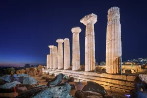 Resti del Tempio di Eracle ad Agrigento, Italia di notte.
